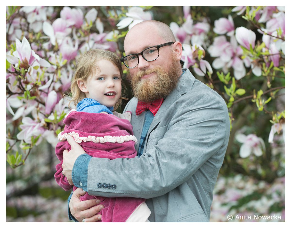anitanow's tweet photo. Under #sakura or under #blossoms AND the Seattle rain!  Now is the time to get your Spring #SeattleFamilyPhotos! https://t.co/suZr1GZciT