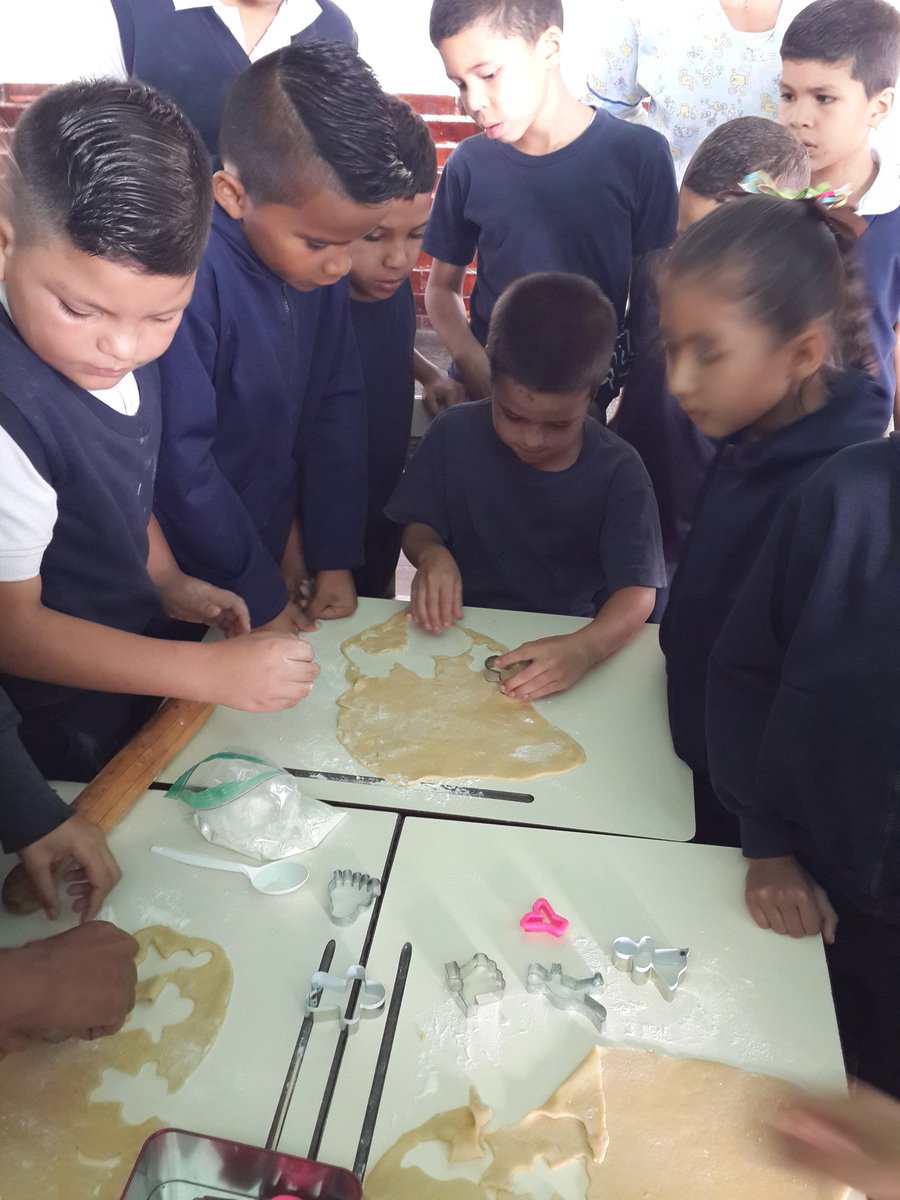 rufes1969's tweet photo. U.E.E. Las Minas Día de cocina ricas galletas llenas de mucha ternura @carlaguerra5 @sergiobasalo  @EducaMiranda https://t.co/LR0AUDnuLZ