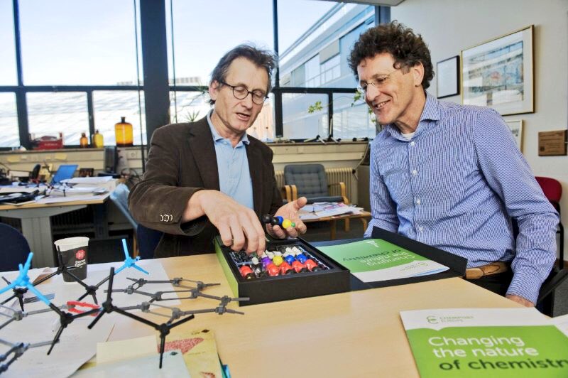 Building Chemports' green chemistry with <a href="/NobelPrize/">The Nobel Prize</a> winner Ben Feringa and #snatoms by <a href="/veritasium/">Veritasium</a> #chemporteurope