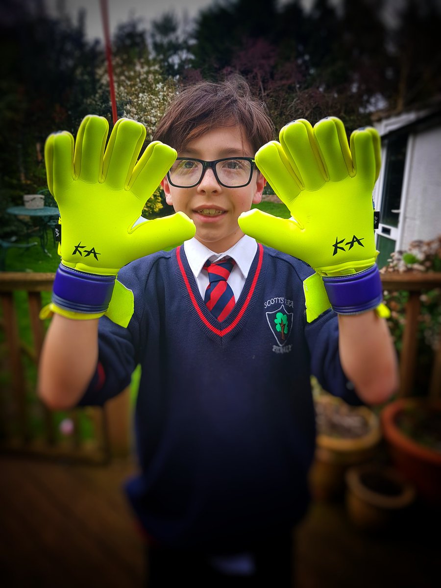 Bromleyid's tweet photo. #GT25 loving his @KAGoalkeeping gloves, Looking forward to showing his mentor @keepersball1961 @ClubLangleyJFC #TrustInYourHands #SolarVolt https://t.co/2sc6SwdsKU