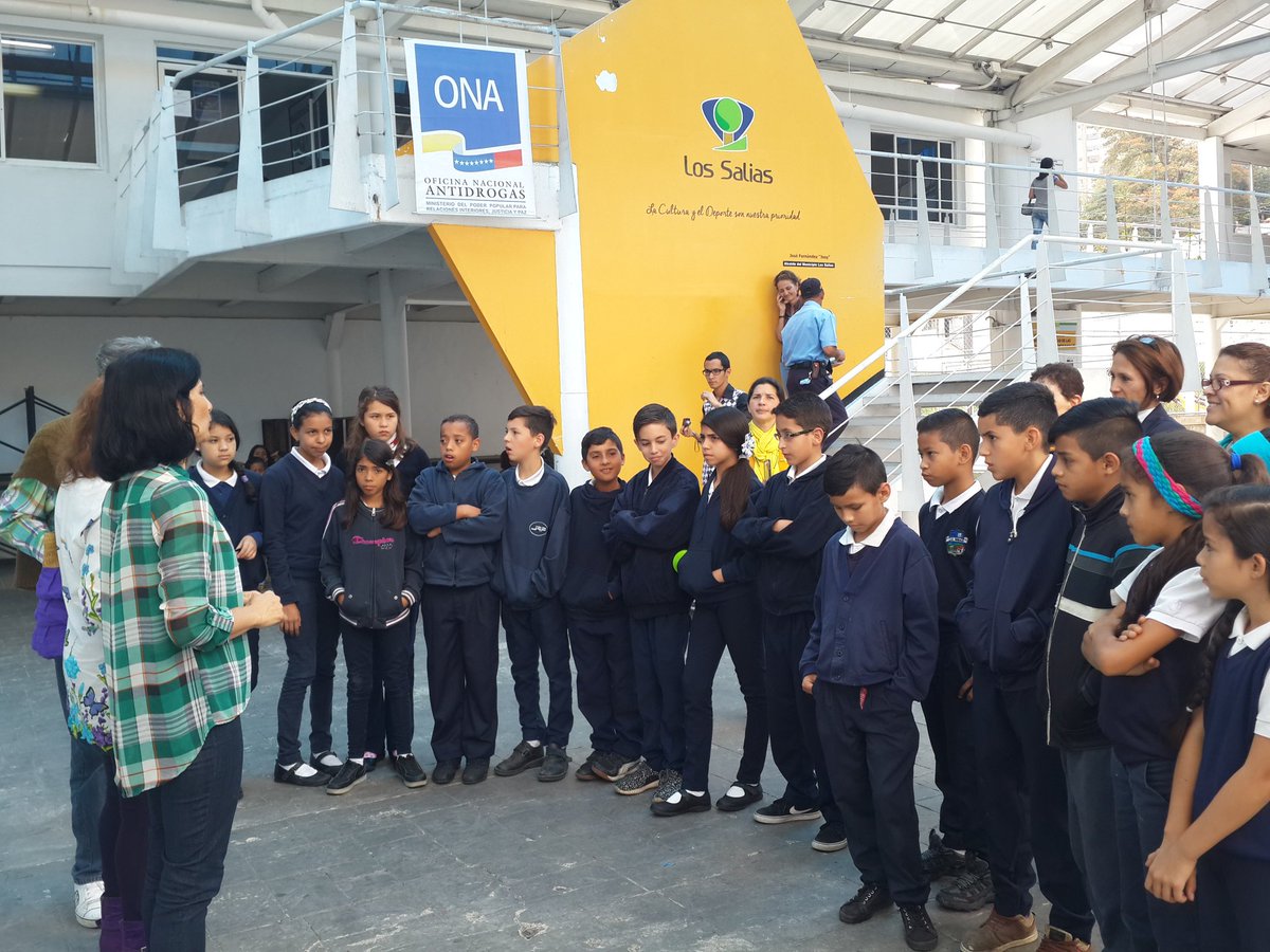rufes1969's tweet photo. U.E.E. Las Minas con los chicos  de 6to en una charla  exposición  de un artista  plástico  invidente en el complejo cultural @carlaguerra5 https://t.co/nnpm92O43L