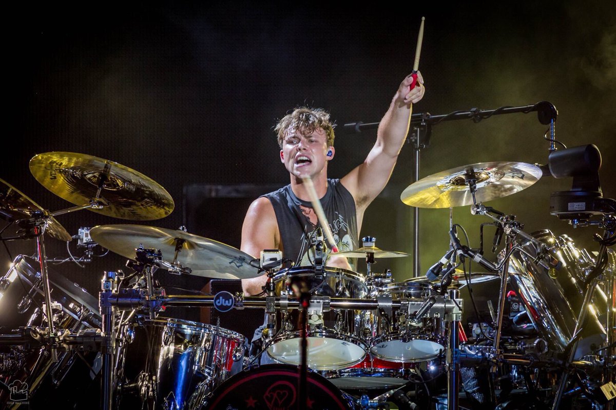 5SOS_Daily's tweet photo. Petition for Ashton to follow the people that RT this https://t.co/9NrNcdeHcV
