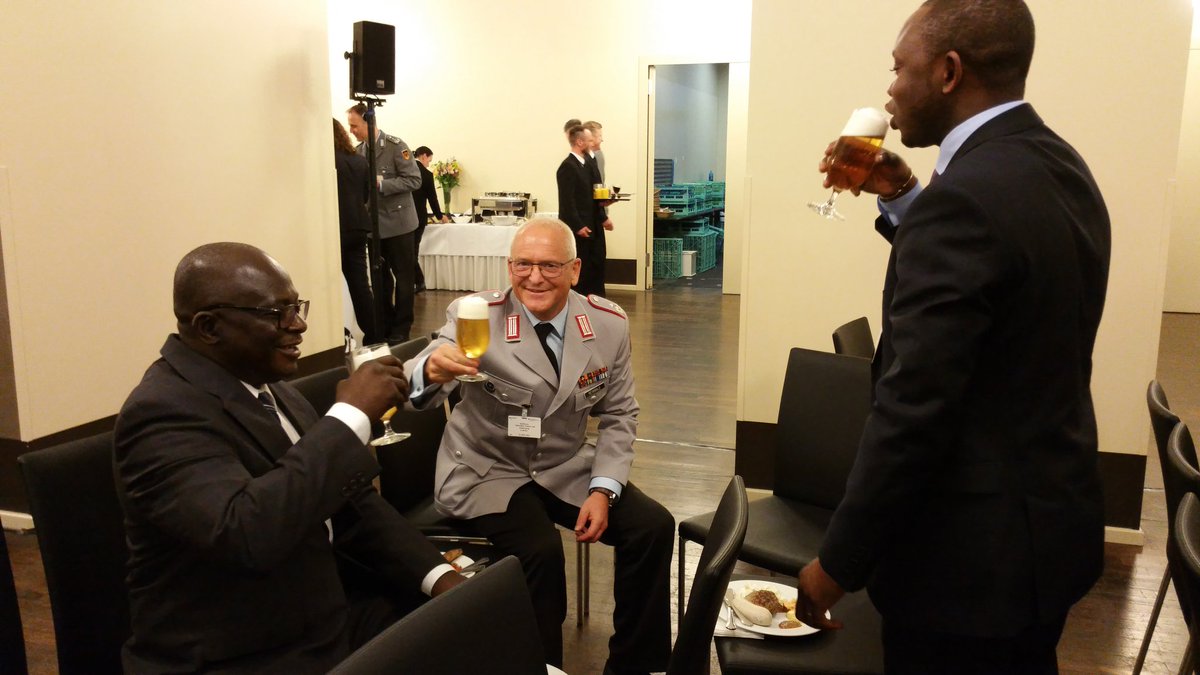 Beim Empfang von #DevSecAfrica tauschen sich die Teilnehmer noch aus.