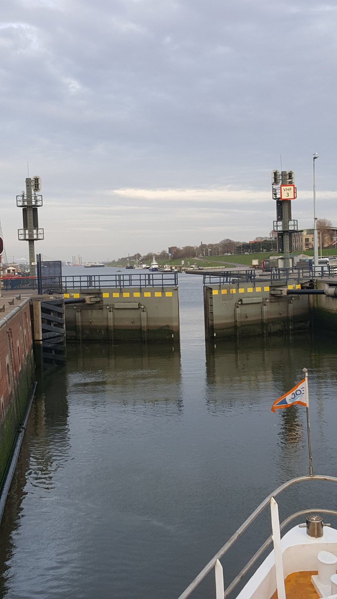 sylviagouda's tweet photo. Onderweg naar de nieuwe Zeesluis in IJmuiden via de Kleine sluis https://t.co/O1qBjw6PN4