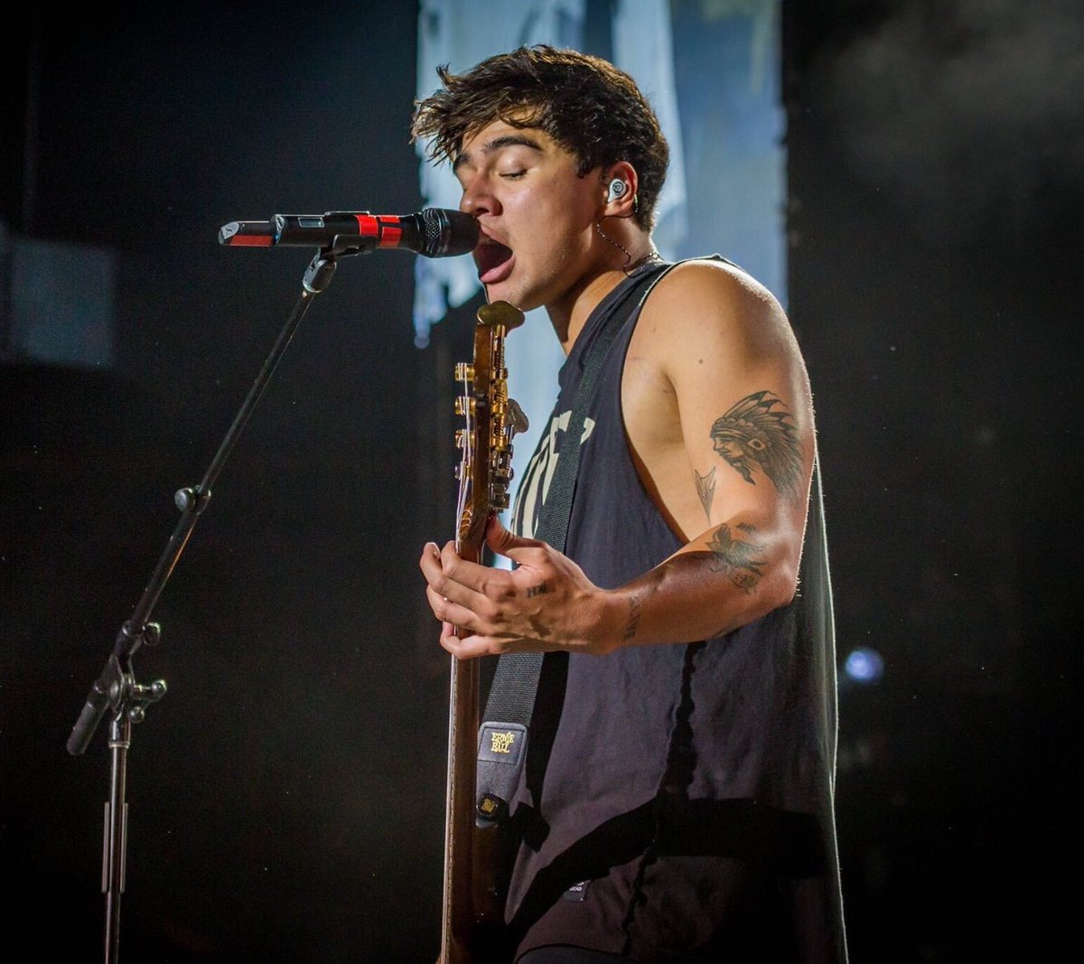 5SOS_Daily's tweet photo. Petition for Calum Hood to follow the people that RT this https://t.co/8CrP938EiL