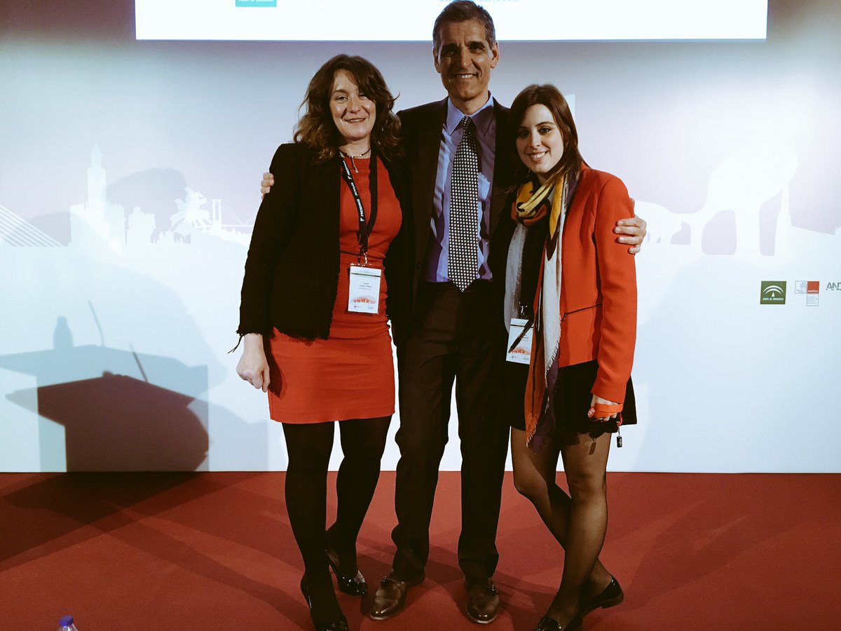 .<a href="/IsabChacon/">Isabel Chacón</a> y yo con <a href="/Reyero/">Reyero</a> en el @20CNH <a href="/SEDISA_NET/">SEDISA</a> Charla 🔝 sobre competencias en comunicación #hospitales2017