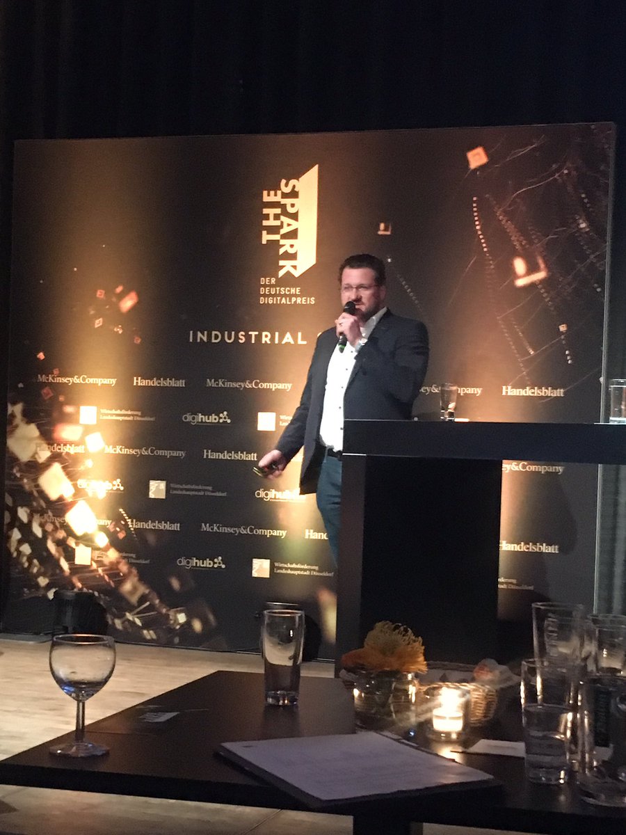 AstridDoerner's tweet photo. Pitchtime: C. Bouvere v #itizzimo zeigt, wie man Datenmanagement einfacher macht. In 3 Minuten. Aber was heißt das? #thespark #handelsblatt https://t.co/mzD7ZfsYMX