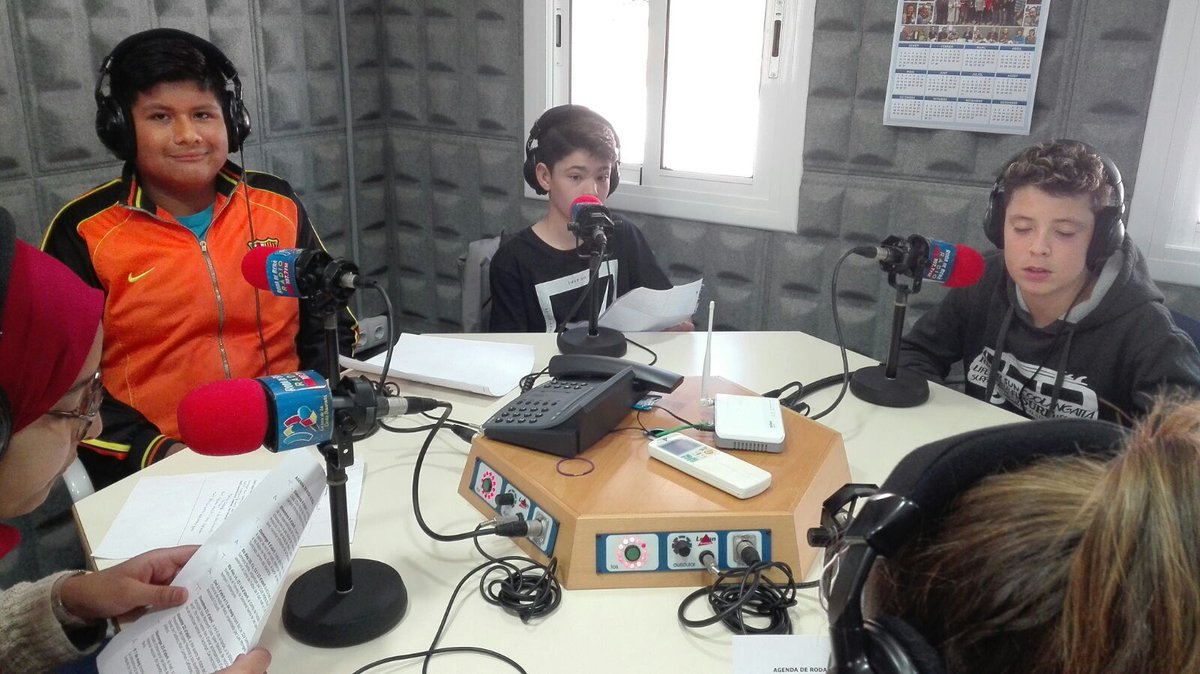 InstitutRoda's tweet photo. Avui l'alumnat de 1r de Xaloc ha fet el programa a Mig Matí de Ràdio Roda amb @Sonia_Cami. S'ho han passat molt bé! Gràcies https://t.co/uajOwUOr2t