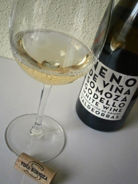 El mejor momento para descorchar un buen #Godello es justo ahora vinosomoza.com #Vino #Neno #Valdeorras #VinodeGalicia
