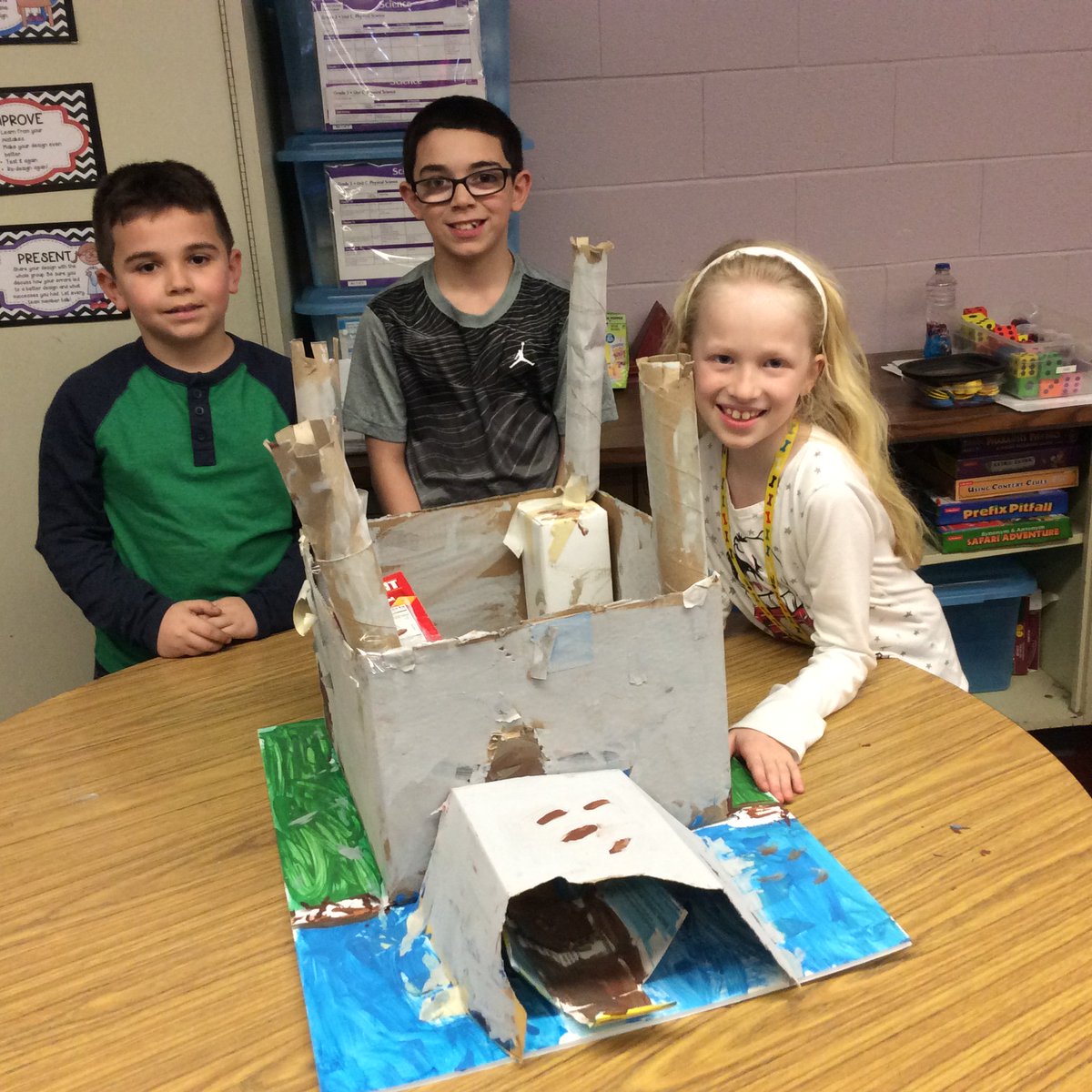 SS_Gr3's tweet photo. A World of Knights and Castles! #STEM# L'DerryPOP #CollegeandCareerReady https://t.co/zsTJRkYPai