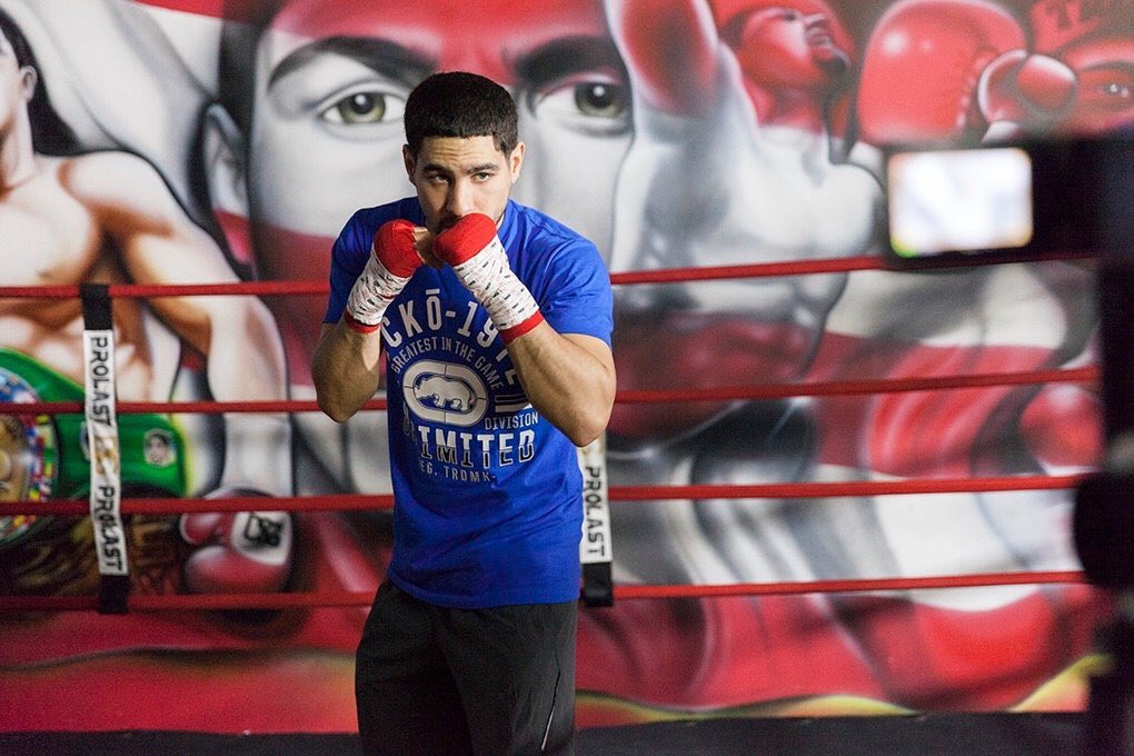 EckoUnltd's tweet photo. Meet @DannySwift and win tickets to his next fight!

Saturday April 1st from 2-5 pm
Dillard's Arrowhead Mall 
Glendale, AZ https://t.co/UgdQN6nsC2