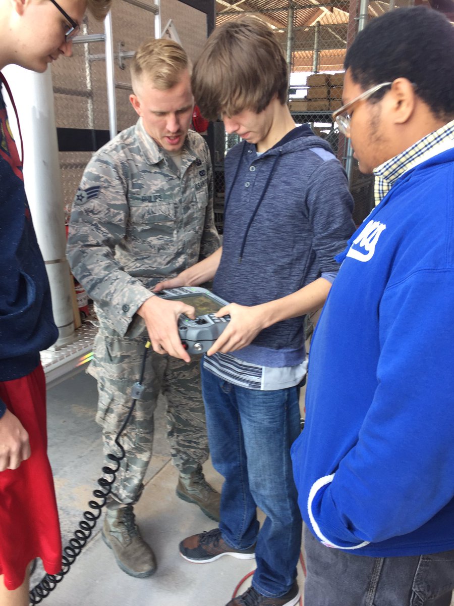 eldorado_hs's tweet photo. Operating the big bot. @WillyKSU @hs_eldorado @CTEinCCSD @CCSDMagnet https://t.co/BOdGgW1Sv3