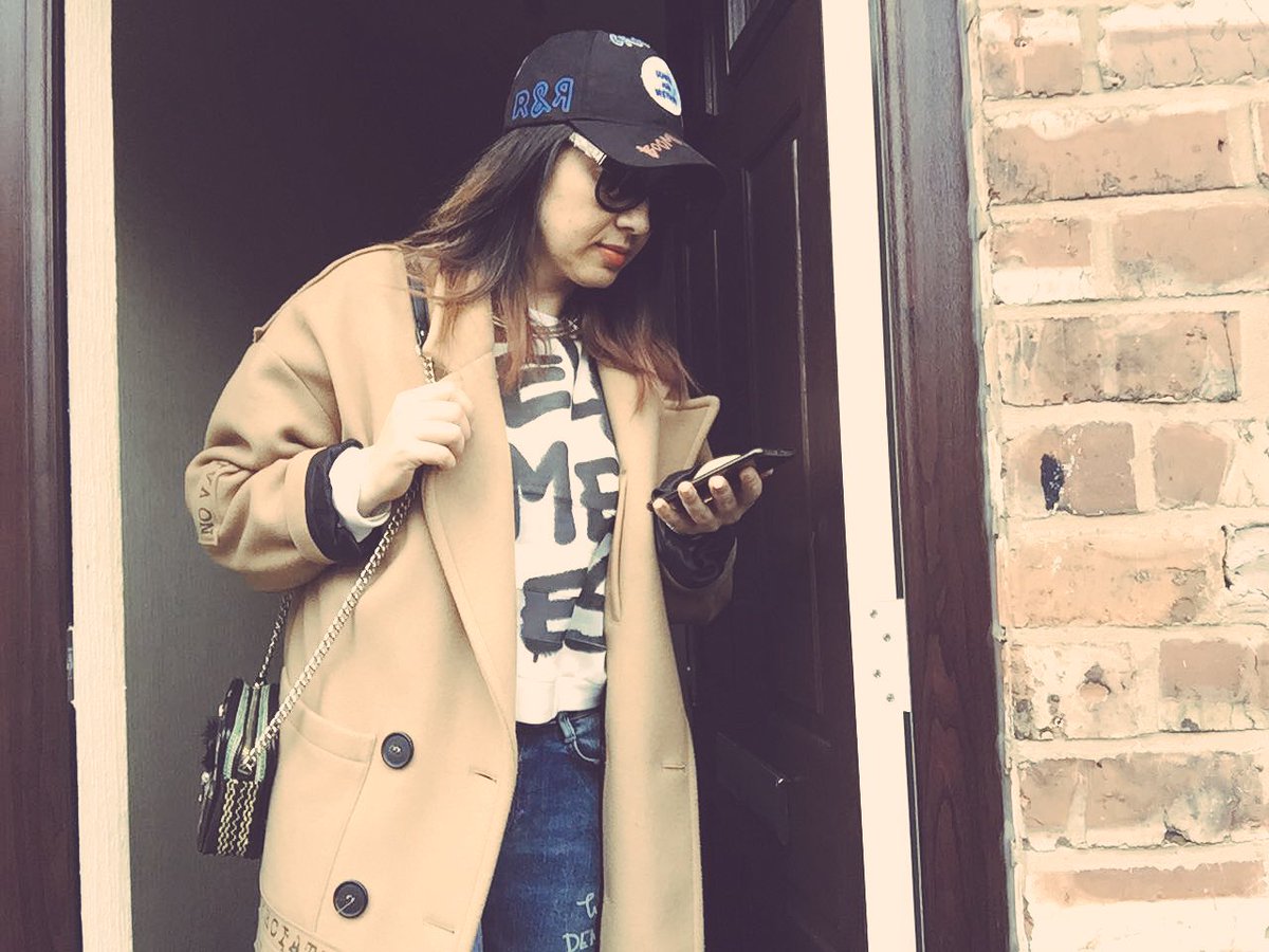 Lady_Look_'s tweet photo. Look of the day!!🎒👖👠👜 #coat #hat #Sunglasses #iphone7 #shootoftheday  #littlebag @ZARA https://t.co/yZVOK57MTq