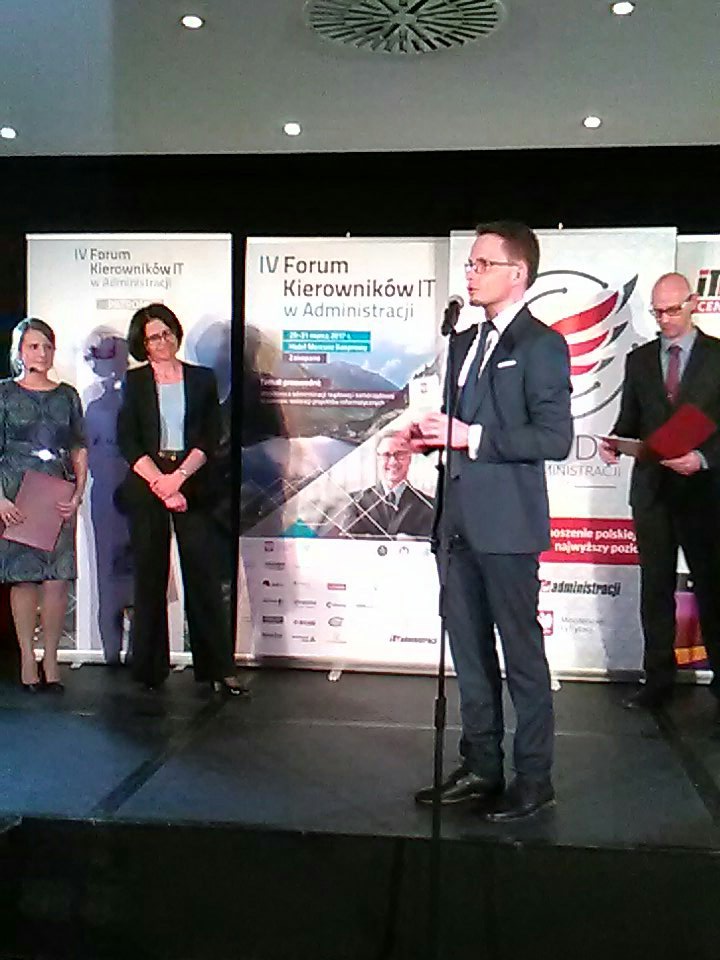 Grzegorz_Lipiec's tweet photo. Pani Minister @AnnaStrezynska wręczyła nagrodę specjalną @MC_GOV_PL dla UM Woj. Warmińsko-Mazurskiego za portal chceinternet.pl #4FIT https://t.co/cW9fJbRXDj