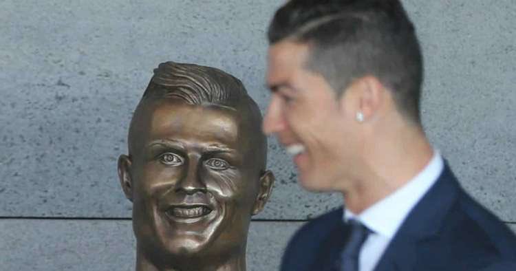 lavecinarubia's tweet photo. -Rubia! ¿Has visto lo del busto de Madeira?
-¿Pero no es de bronce? https://t.co/S8MAR6rL4O