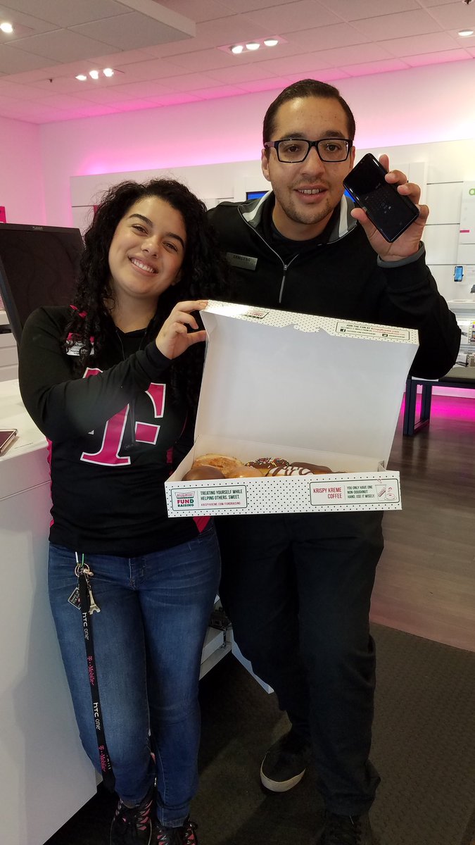 VelascoNate's tweet photo. Shoutout to @tchapsamsung for giving us our first look at the #SamsungGS8 and donuts!! https://t.co/XwkTyHk5Vz