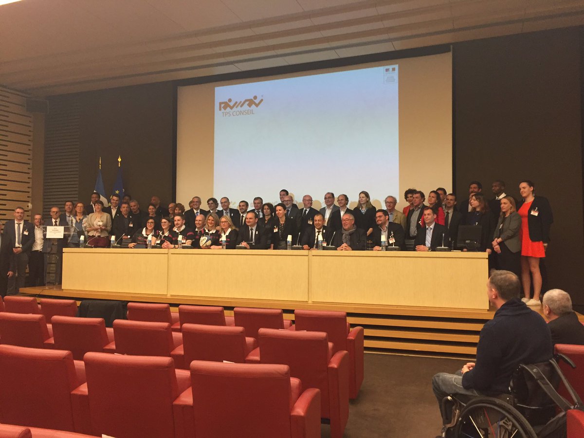 UNIMEV_FR's tweet photo. Clôture des 4è #trophées du #sport &amp; #management dont UNIMEV est partenaire. Félicitations à tous les lauréats ! @TpsConseil @AssembleeNat https://t.co/Bth34R2T0u