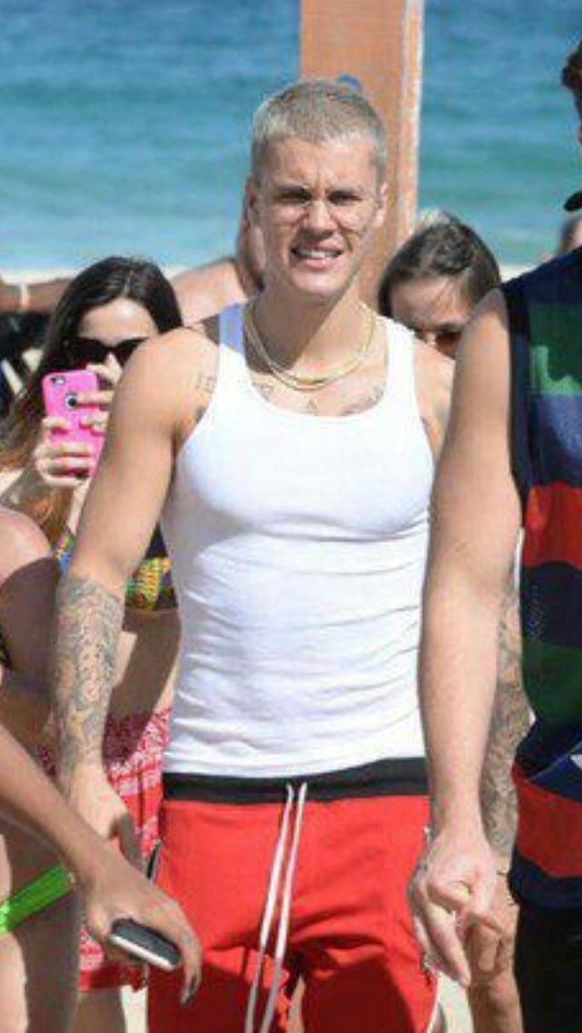 TOPRAYDANDO's tweet image. eu quando uns fãs já chegam perto dele com celular na mão pedindo p tirar foto #PurposeTourRioDeJaneiro