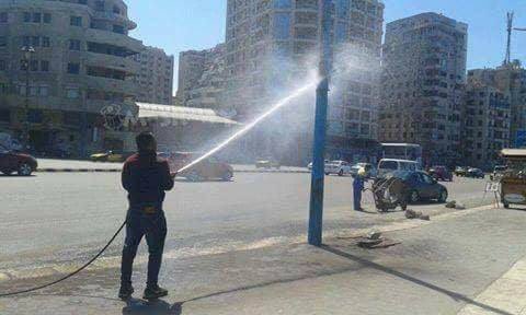 مواطن مصري بيسقي عمود النور عشان يطرح عمدان نور صغيرة و دي خطوة علي طريق ترشيد الطاقة