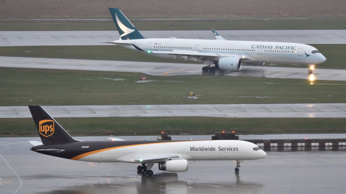 16Sided's tweet photo. @cathaypacific first A350 arrival to Canada rolling out on Rwy 08L yesterday @yvrairport . https://t.co/GlDghFC8cq