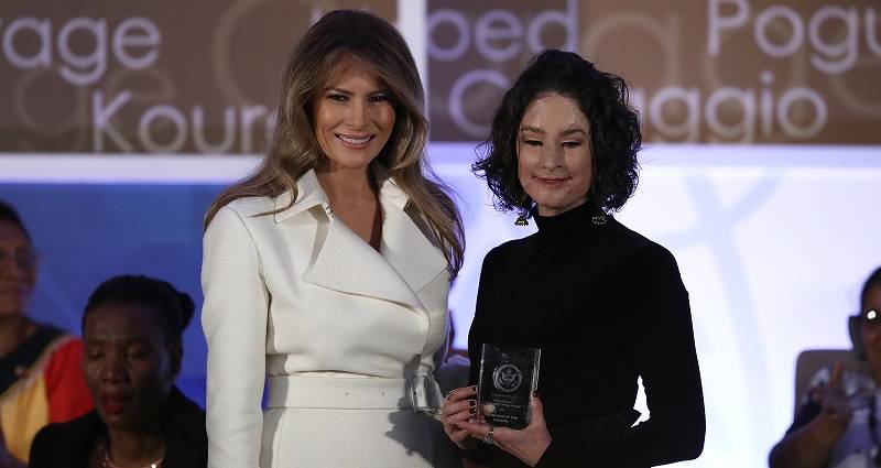 Melania Trump le entrega a Natalia Ponce de León el premio de las Mujeres Valientes bit.ly/2nkLBPi