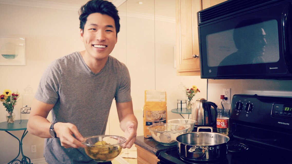 MaxCompact's tweet photo. Check out @MikeBowShow's cooking skills in Ep 5 of #MaxCompact 🙂😋 https://t.co/gJZ19z7igd https://t.co/liunkymzdp