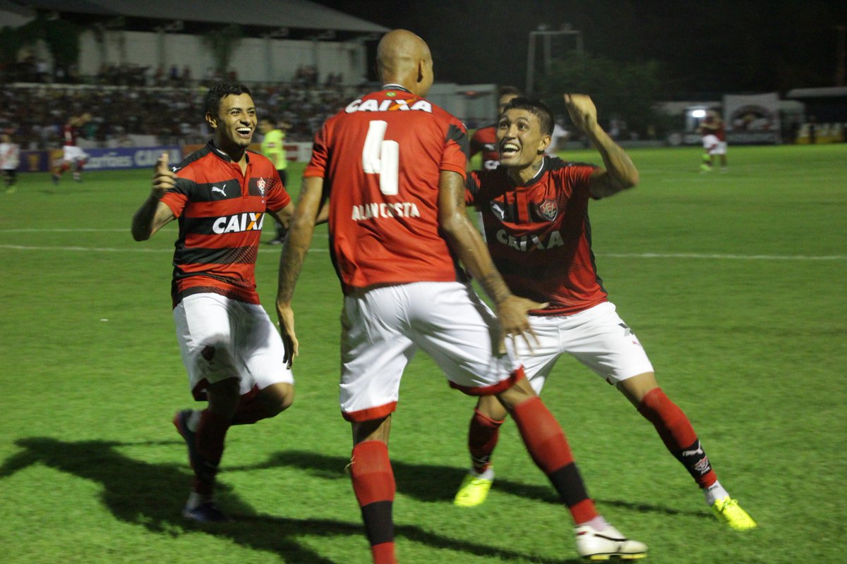 Estamos nos aproximando dos 25 minutos do segundo tempo:  2x1 Vitória.