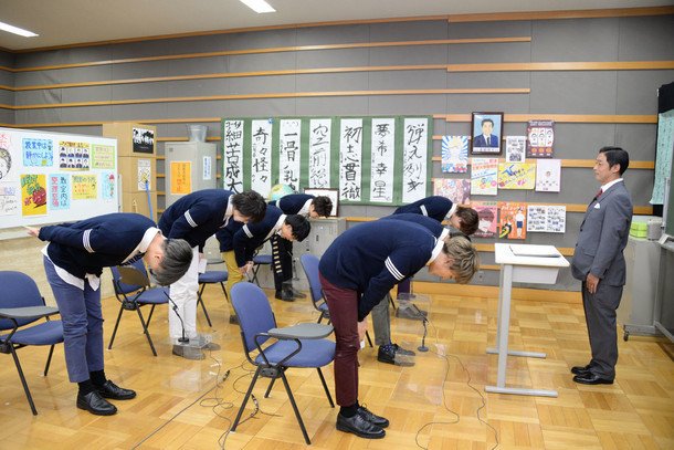 Ebidan08's tweet photo. 季節が変わり衣装が変わってもトライアスロンで怪我をされた時も教卓には団長さんが居てくれて番組がコンパクトになった時も先生として見守ってくれたのも仕事とは関係無いところでメンバーと一緒にご飯行ってくれたりLIVEにも足を運んでくれたりこんなにも優しいお方が先生でとても良かった https://t.co/3BQMyMBSEx