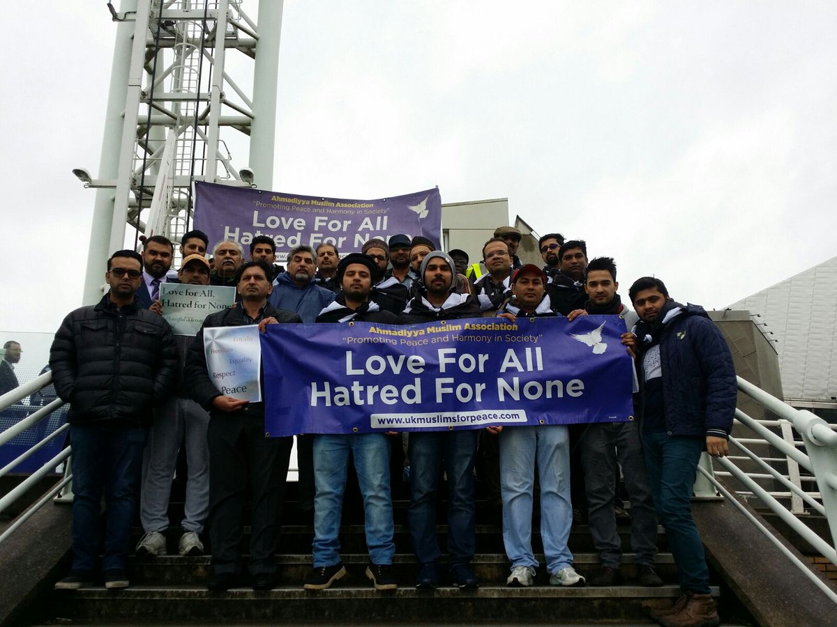 MKA_Stockport's tweet photo. .@UKMuslimYouth gathered @ #salfordquays to show solidarity with Westminster victims #WeStandTogether #trueislam #LoveForAllHatredForNone https://t.co/cOJdbtWB95