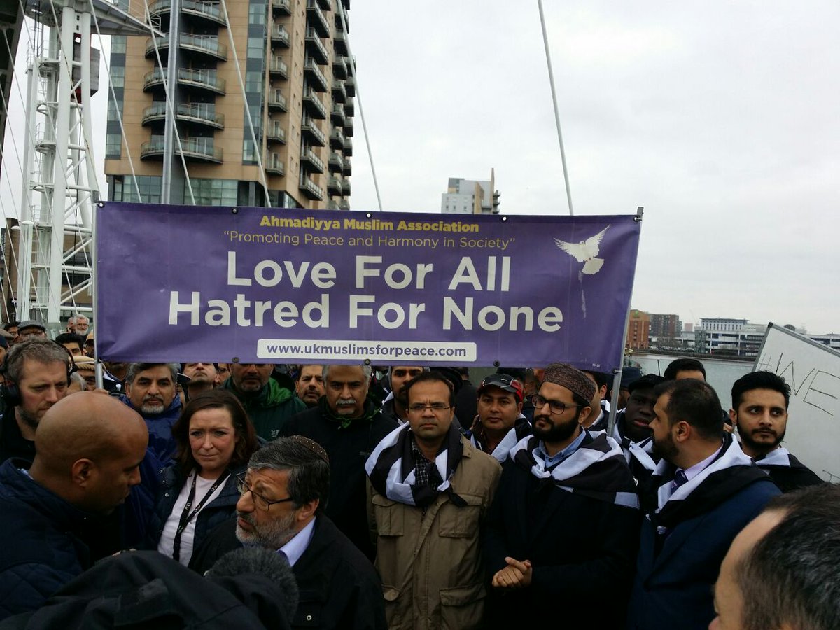 MKA_Stockport's tweet photo. .@UKMuslimYouth gathered @ #salfordquays to show solidarity with Westminster victims #WeStandTogether #trueislam #LoveForAllHatredForNone https://t.co/cOJdbtWB95
