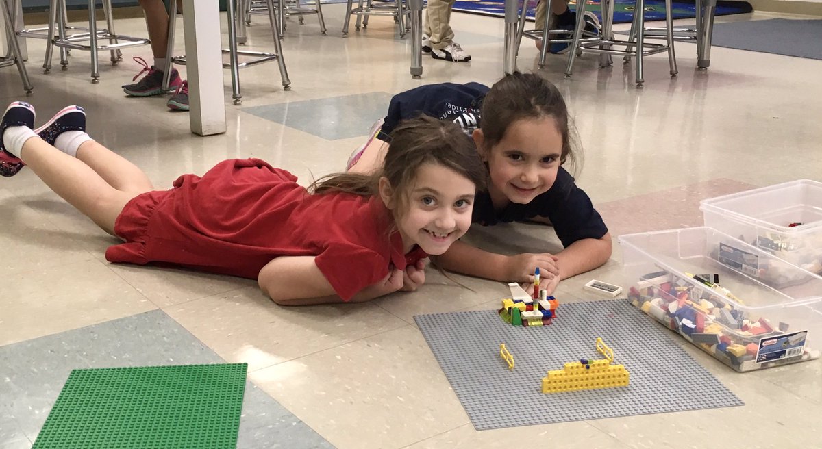 jessicasugiuchi's tweet photo. Go team!  1st graders and their LEGO goalposts.  #JAO, #JAOiLab, https://t.co/uRhfzy06nI