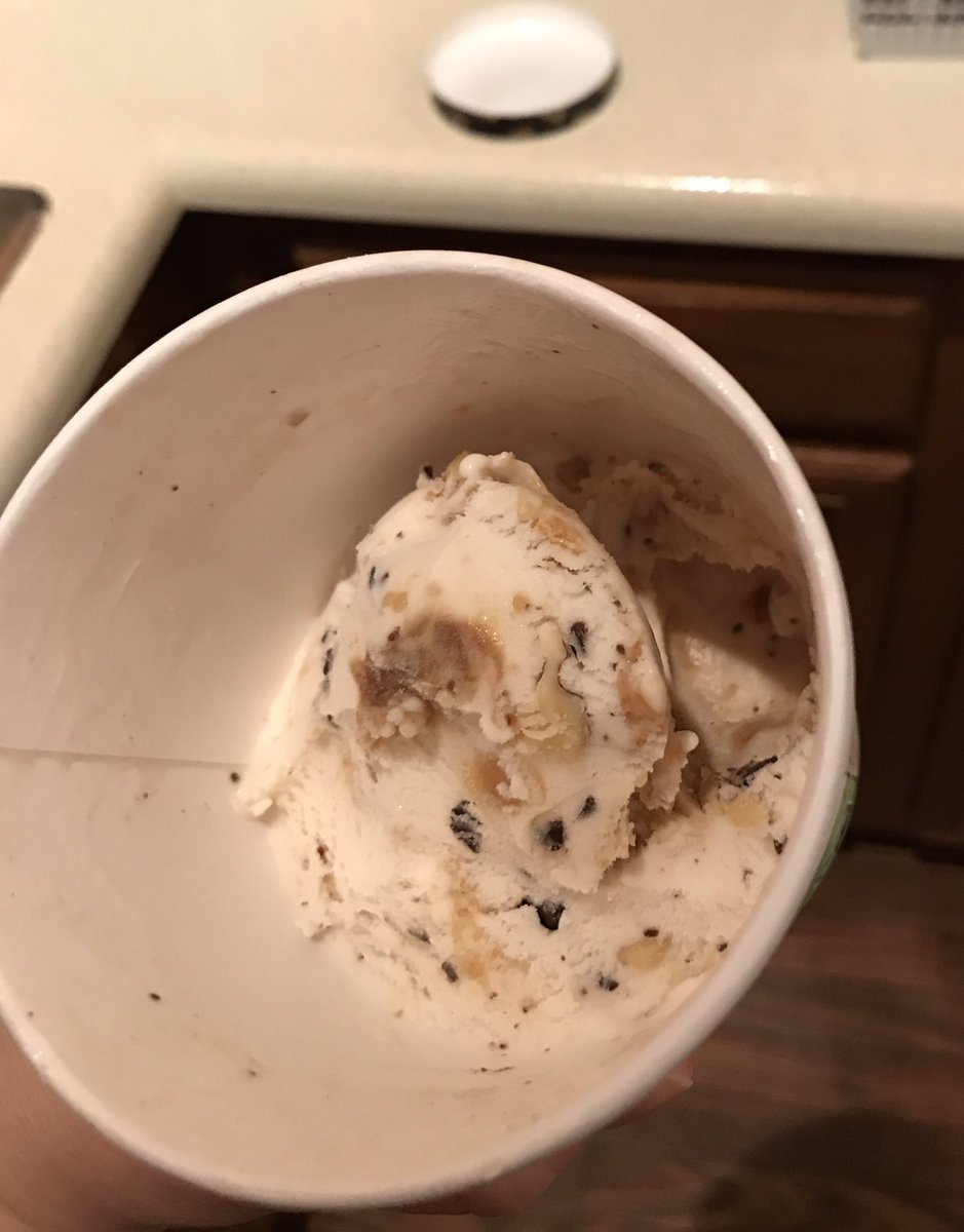BlytheNaomi's tweet photo. @benandjerrys @BenJerrysTexas I ❤️the dairy-free line! Sadly my precious tub came w/ a massive air bubble! #sendhelp https://t.co/jTLvImU0KT