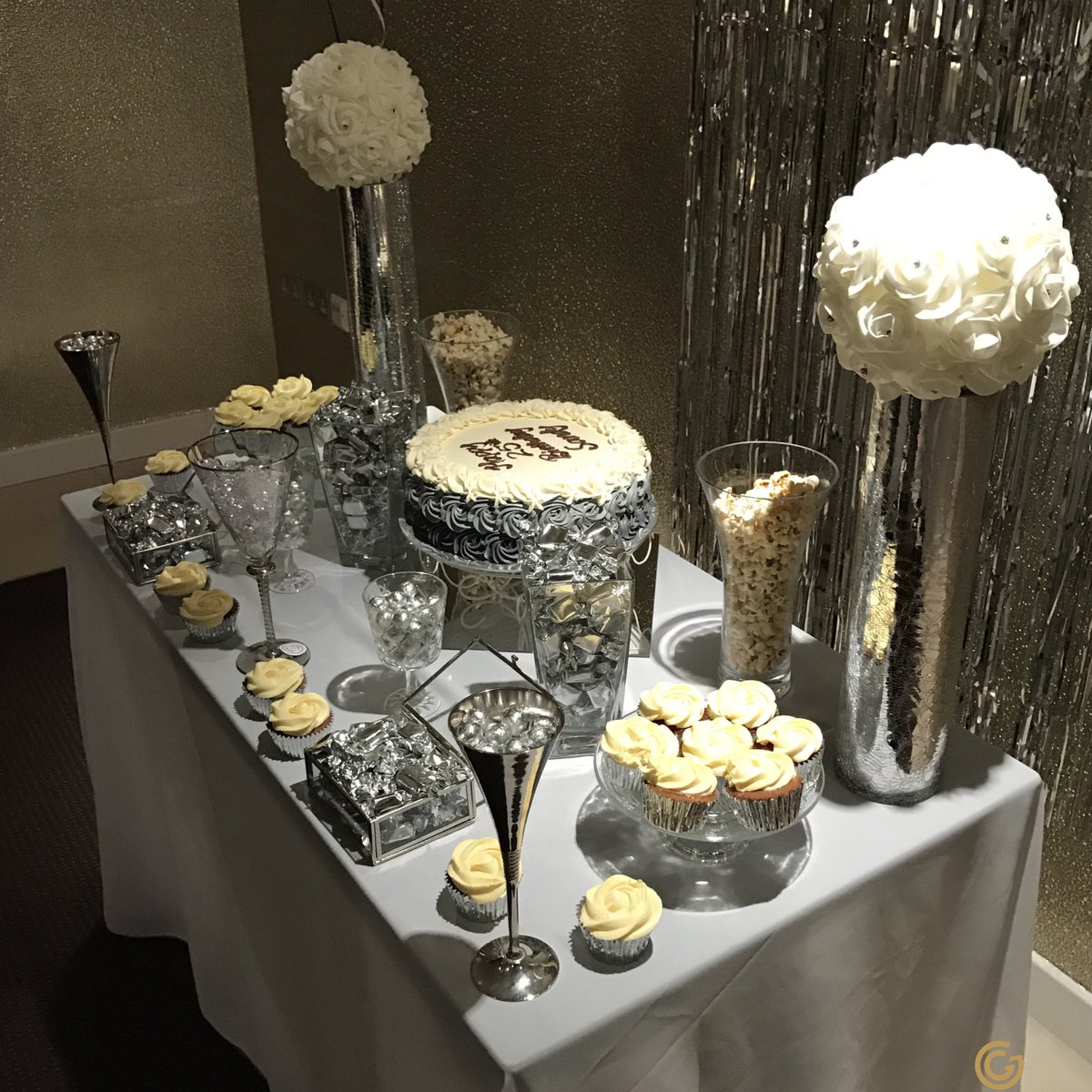GoldenGlitzE's tweet photo. 🎈simple &amp; elegant 25th set up! 🎈 https://t.co/1ZJaUIb777