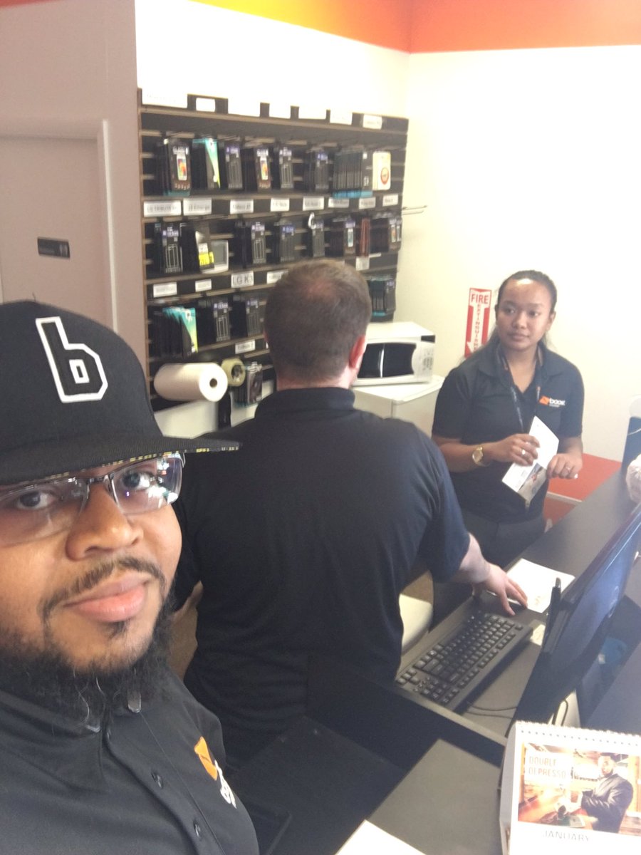 BoostBmoreTay's tweet photo. Ran into @BDP_Craig at Value Wireless Coldspring #insuretheworld #boostbaltimore @KTBmore_spg @BkHedl1 https://t.co/EIRpwatfDb