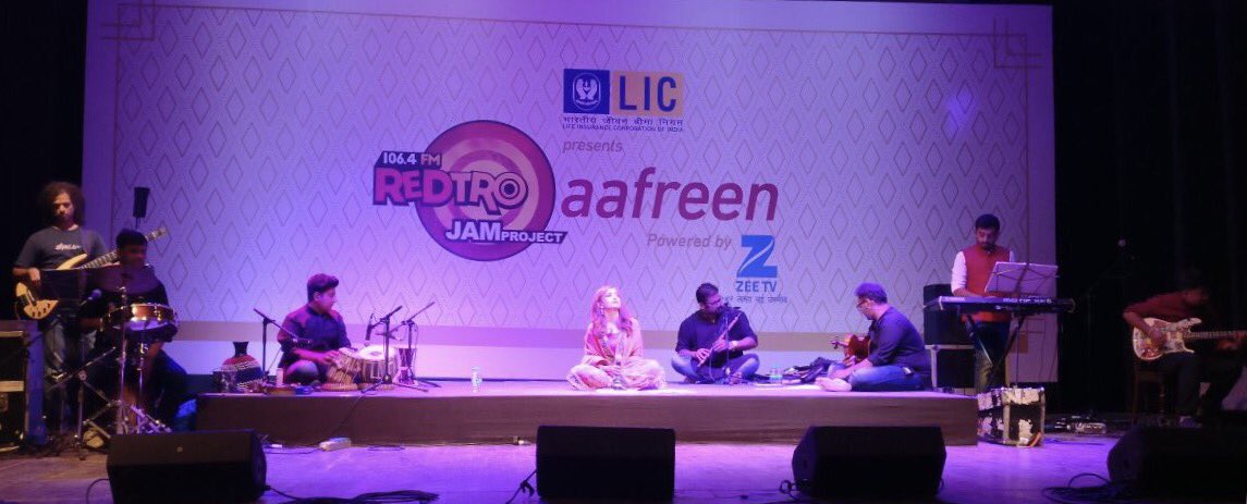 monalithakur03's tweet photo. Seated mehfil after ages! 🙏🏻🤗❤️🎻🎤 back to roots! @RedtroFM https://t.co/KbRL9MzuWU