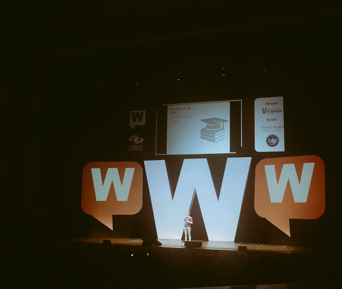 Dosymedioscom's tweet photo. @CaseyGames sugiere que la educación y el apoyo del gobierno es fundamental para impulsar más casos de jóvenes emprendedores. #webcongress https://t.co/iDlxDnMQyY
