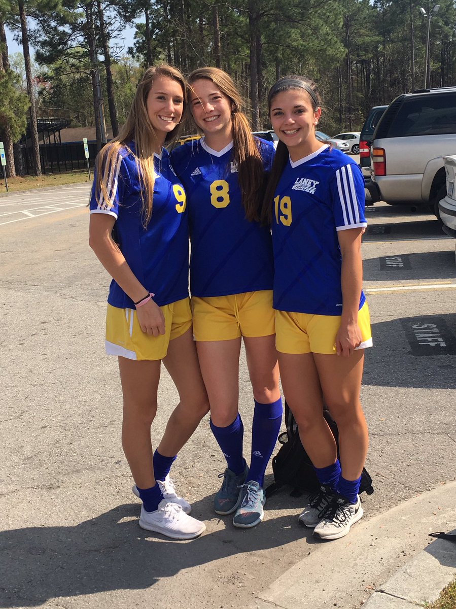 LaneySTAE's tweet photo. Highlight of my day...bumping into these three, after school!!! #soccerstuds #bestfriends #STAEFAM @jenson_edwards @cass_hames @HaleyShand https://t.co/4vQsHlu6oE