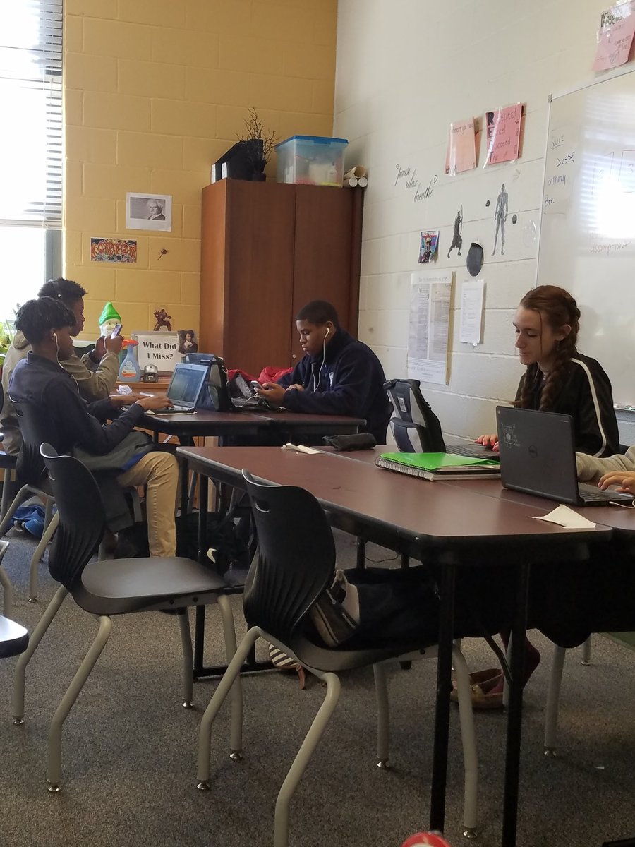 poescorner's tweet photo. ⚠ Scholars at work ⚠ #hfainnovates #afterschoolwork https://t.co/pn2U7GyvZ8
