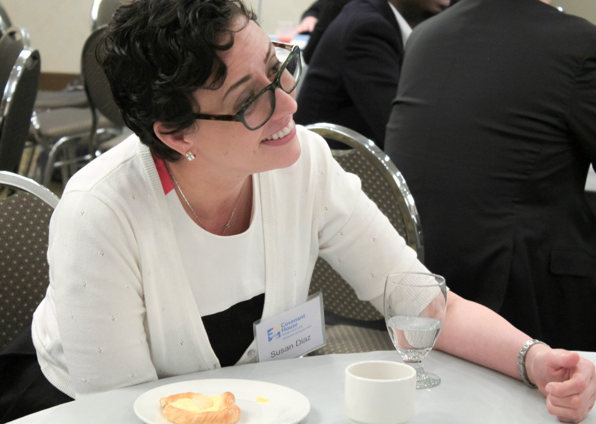 UNACVancouver's tweet photo. A special thanks to @CovenantHouseBC and table captain Susana Diaz for attending #TGLL2017. https://t.co/zP1i7g0Fqf