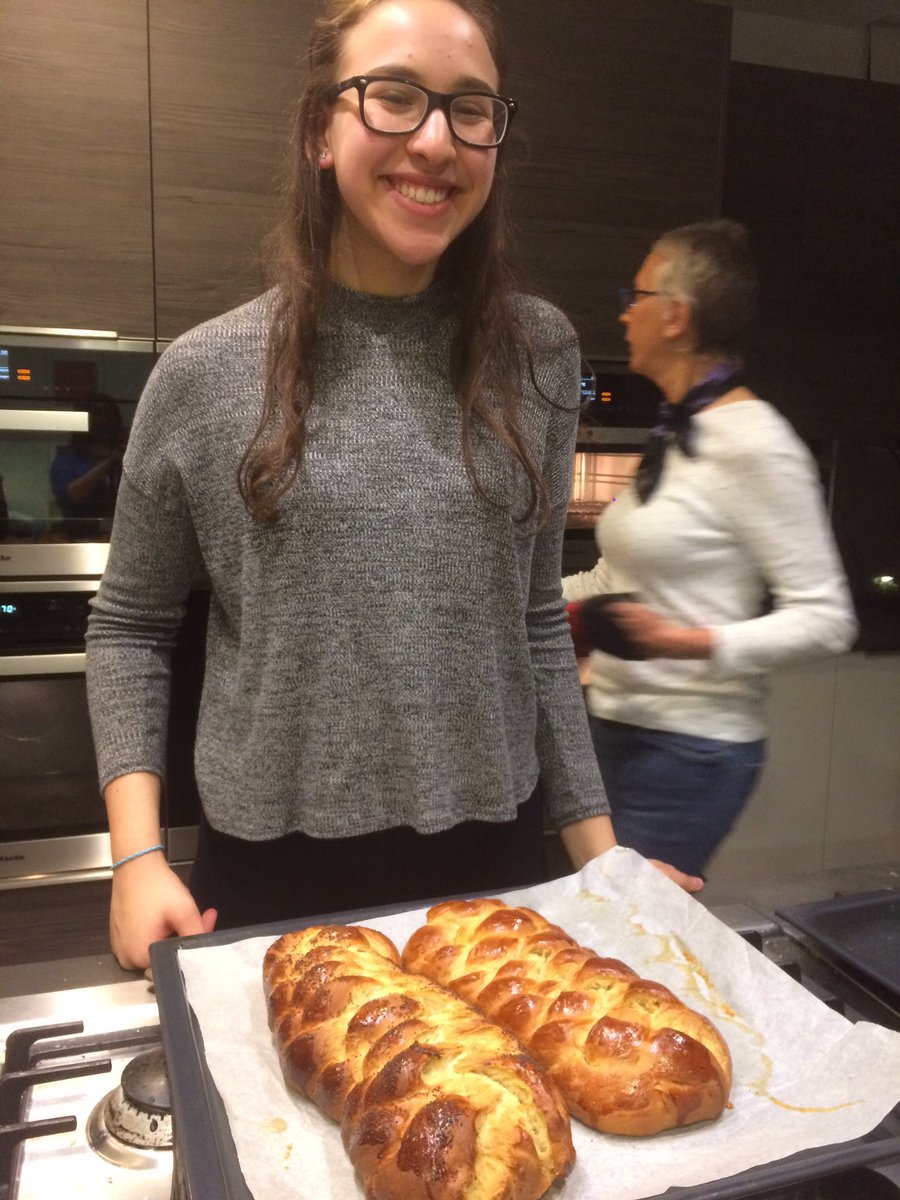 karenkinsley26's tweet photo. Happy #volunteers @JW3London tonight baking bread for charity. All proceeds to @Tzedek and @Doorstep_London @challahlondon https://t.co/x19CRHhAes