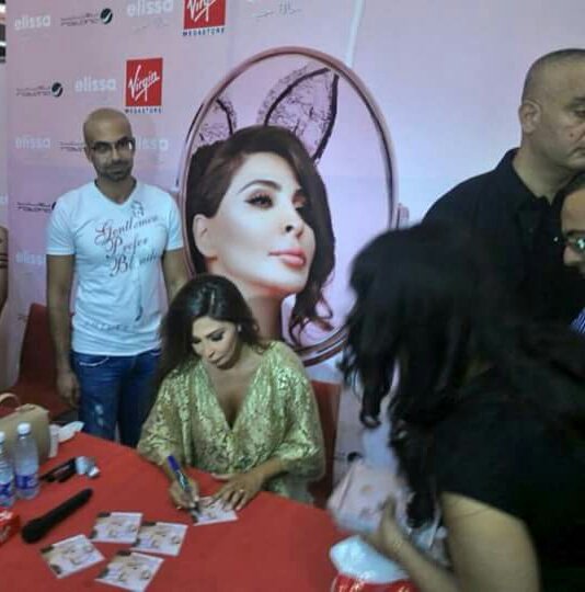 dina_3131's tweet photo. #ThrowBack
@elissakh signing her album #HaletHob
#Elissa #VirginME
@VirginMENA https://t.co/I4i1PfiLOB