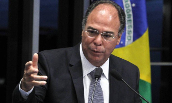 OGloboPolitica's tweet photo. Investigado na Lava-Jato defende emenda que desfigura PEC do fim do foro privilegiado. https://t.co/O9q796pMPS https://t.co/VLHrx1z6ta