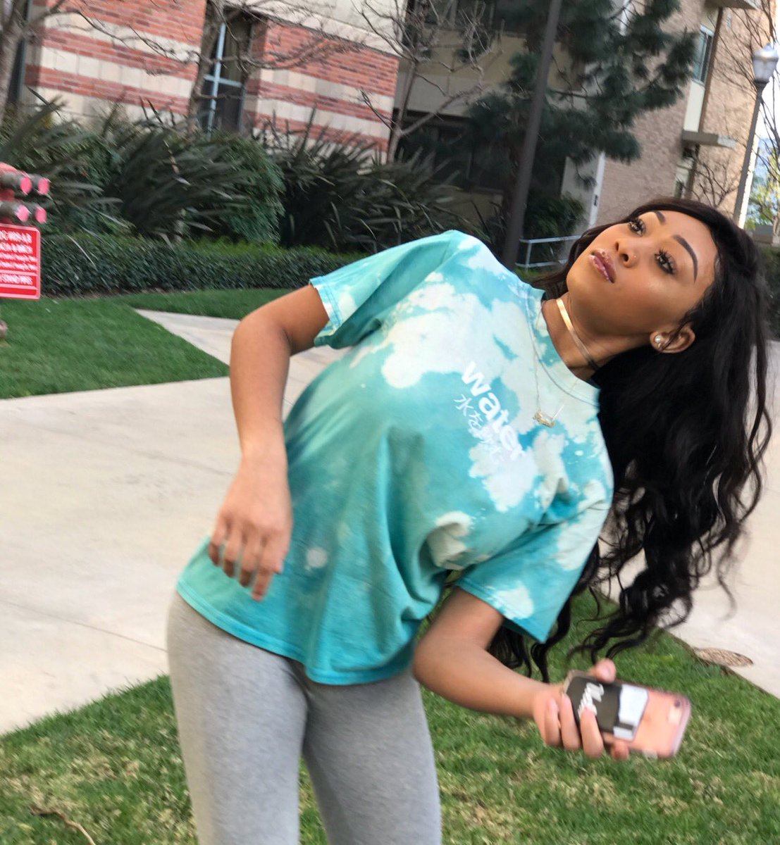 poshintheory's tweet photo. Me watching my phone go from 100% to 1% without plugging it in 
vs
Me when my phone finally dies https://t.co/rYPa91Hztx