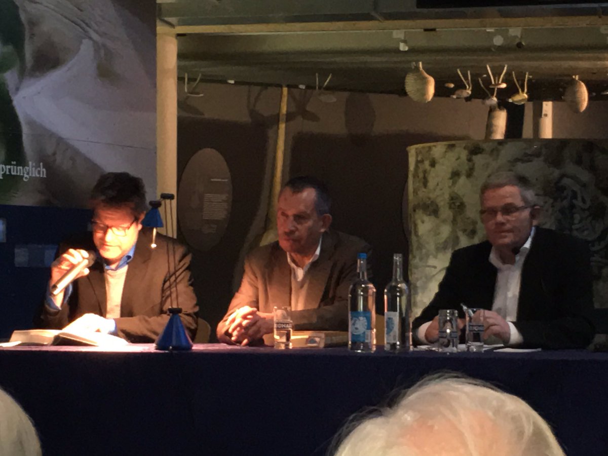 GrueneNF's tweet photo. @RobertHabeck las gerade im #multimar in #Tönning aus @carstenjensendk #dererstestein. Fiktion vs. Wirklichkeit! Komfortzone vs. Demut! https://t.co/mV39iBWDB7