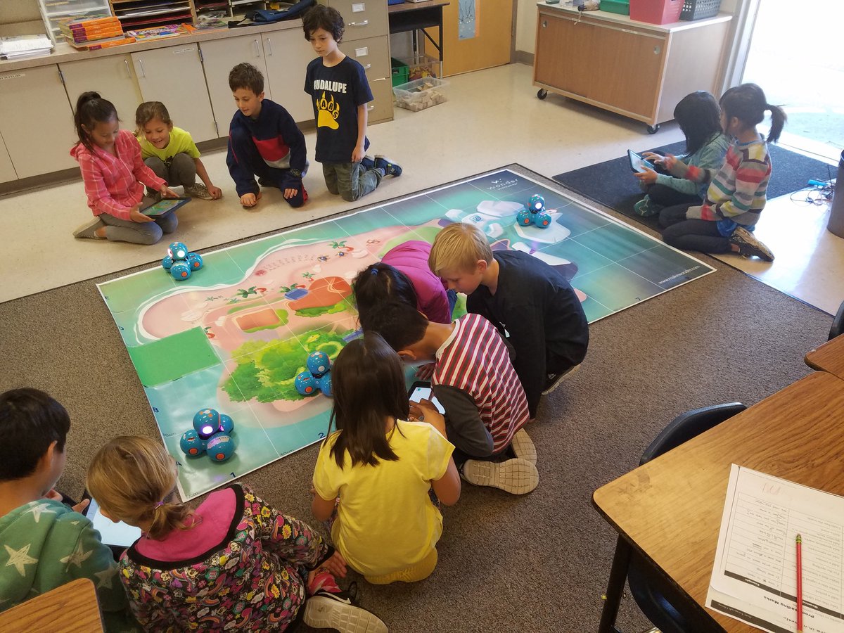 Learning is fun with Dash robots! <a href="/GuadGrizzly/">Guadalupe Grizzlies</a> #STEAM
