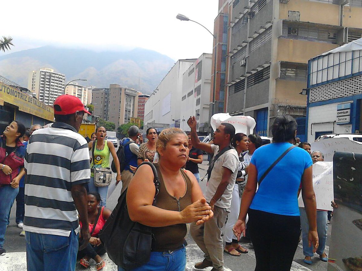 luiscarPSUV's tweet photo. #RecuperemosMiranda Pueblo de Mariche #Sucre cansado y sin respuestas, rechaza mentira e incapacidad de Ocariz...4 meses sin agua BASTA!! https://t.co/0efWqGovxX