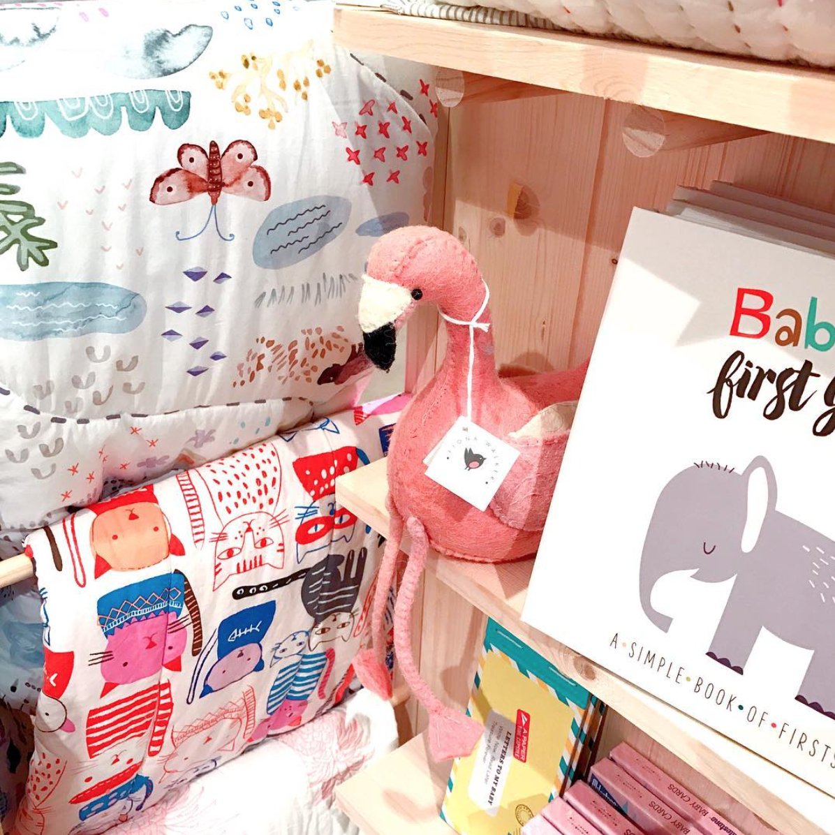 efl_sales's tweet photo. Huge thanks to the @Anthropologie team for sending this adorable picture of @fionawalkerltd's #flamingo bookstopper in their #Dallas store! https://t.co/BKTIsjYoOu