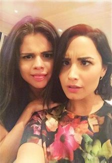 jackofdemi's tweet photo. Mas filho..
 PELO AMOR DEUS, MÃE RESPEITA.
Demi e Selena https://t.co/1zCoCFsqCg