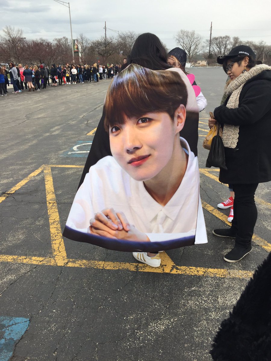 augtds's tweet photo. #BTSINCHICAGO #TWTinChicago Not all heroes wear ca- https://t.co/tQF16umHrs
