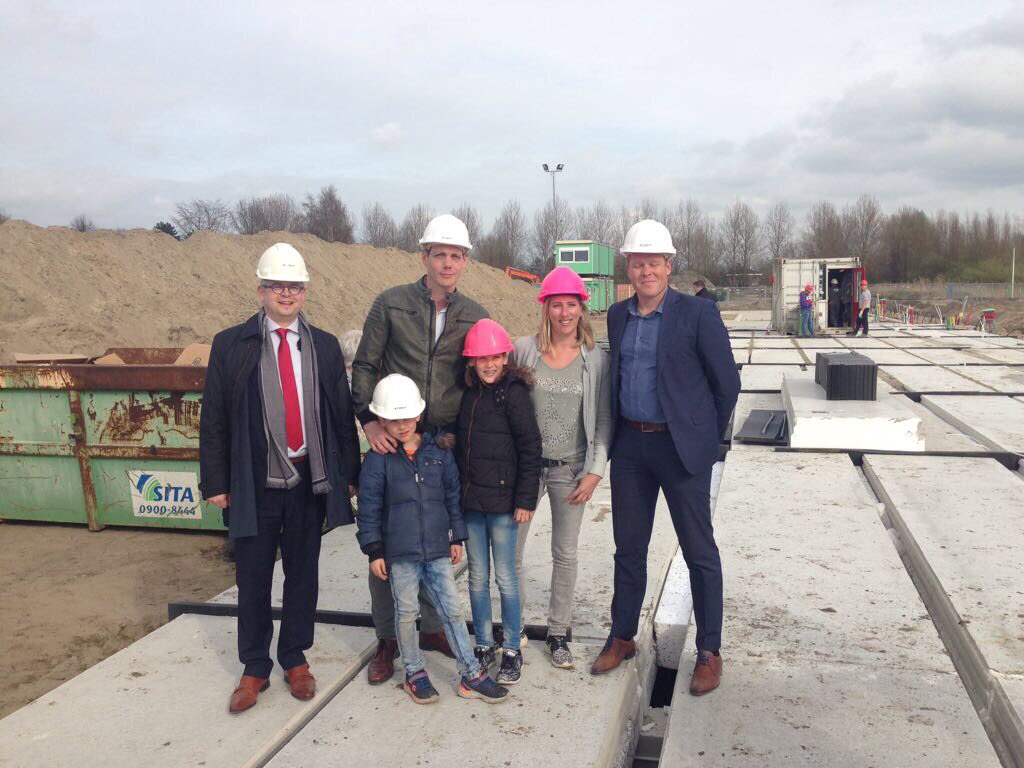 rogier_tetteroo's tweet photo. Samen met de bewoners van "kavel 52" feestelijke handeling verricht "start bouw" 2e fase Middenwillens. 55 prachtwoningen! @BodegravenJJPO https://t.co/zF74grKxPd
